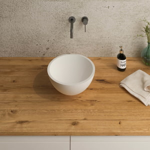weißes, rundes Waschbecken auf einer Holzwaschtischplatte