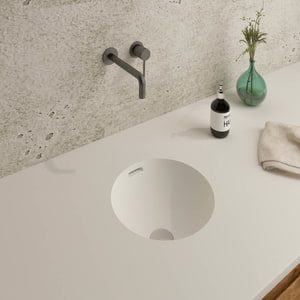 eingelassenes, weißes, rundes Waschbecken in eine weiße Waschtischplatte