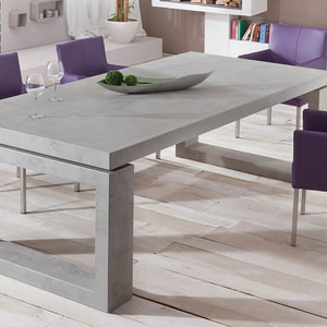 moderne Esstischgarnitur mit Tisch in imi-beton Glattschalung grau und violetten Stühlen