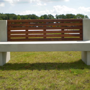 Gartenbank mit Sitzfläche und Beinen aus imi-beton-outdoor Glattschalung grau, Rückenlehne aus dunkligem Holz
