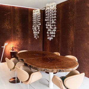 Essbereich mit Wandverkleidungen in imi-Rost Rost glatt, einer großen Baumscheiben-Tischplatte und beigen Stühlen