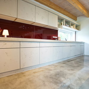 Küchenzeile mit Front in imi-beton Glattschalung grau