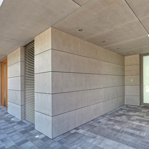 Hauseingang mit Fassade aus imi-Fassade Glattschalung grau