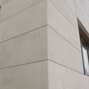 Fassadendetail imi Glattschalung grau Außenecke