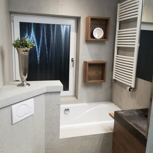 Badezimmer mit Badewanne, Wandheizkörper und WC mit Wand- und Badewannenverkleidung in imi-Matte vintage