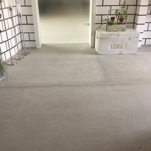 Wohnungseingangsbereich in den Farben weiß und grau; Bodenbelag aus imi Matte vintage