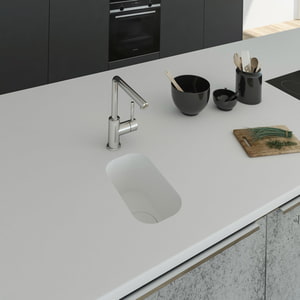 Küchenspüle PSE 162/300 aus Staron mit Spülenboden und Designabdeckung aus Staron Bright White. Fugenlos eingebaut in eine Arbeitsplatte aus Staron Bright White.