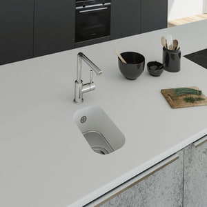 Küchenspüle PSE 162/300 aus Staron mit Spülenboden aus Edelstahl. Fugenlos eingebaut in eine Arbeitsplatte aus dem Mineralstoff Staron in der Farbe Bright White.