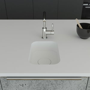 Küchenspüle PSE 240/350 aus Staron mit Spülenboden und Designabdeckung aus Staron Bright White. Fugenlos eingebaut in eine Arbeitsplatte aus Staron Bright White.
