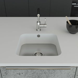 Küchenspüle PSE 400/400 mit Spülenboden aus Edelstahl; verbaut in eine Arbeitsplatte aus Staron Bright White und Standarmatur
