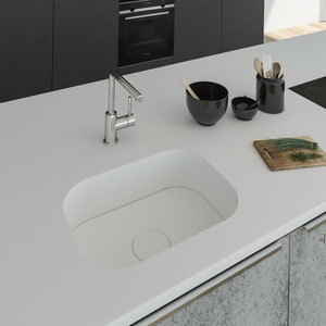 Küchenspüle PSE 495/345 mit Spülenboden und Designabdeckung aus Staron Bright White eingearbeitet in eine Arbeitsplatte in Staron Bright White mit einer Standarmatur