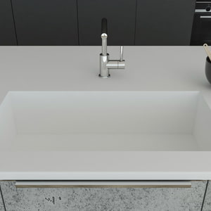 Küchenspüle PSE 800/400 mit Spülenboden und Designabdeckung aus Staron Bright White; eingebaut in eine Arbeitsplatte aus Staron Bright White mit Standarmatur