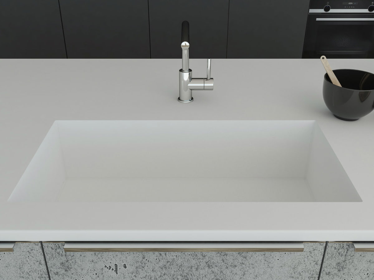 Küchenspüle PSE 800/400 mit Spülenboden und Designabdeckung aus Staron Bright White; eingebaut in eine Arbeitsplatte aus Staron Bright White mit Standarmatur