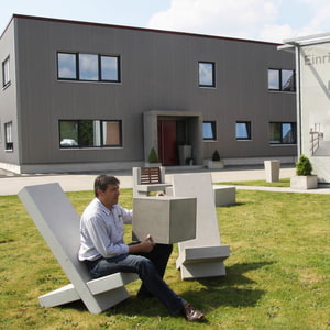 Gartenmöbel und Sitzfläche aus imi beton Outdoor in der Farbe Glattschalung grau