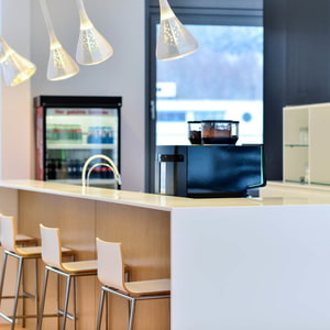 Cafeteria mit Bar aus STARON Bright White