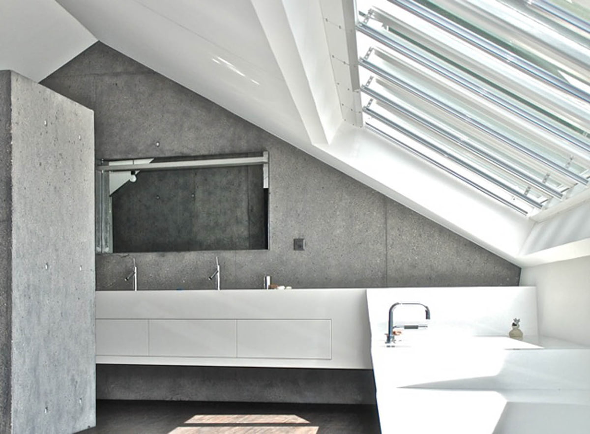 Badezimmer mit Doppelwaschtisch und Badewanne aus STARON Bright White