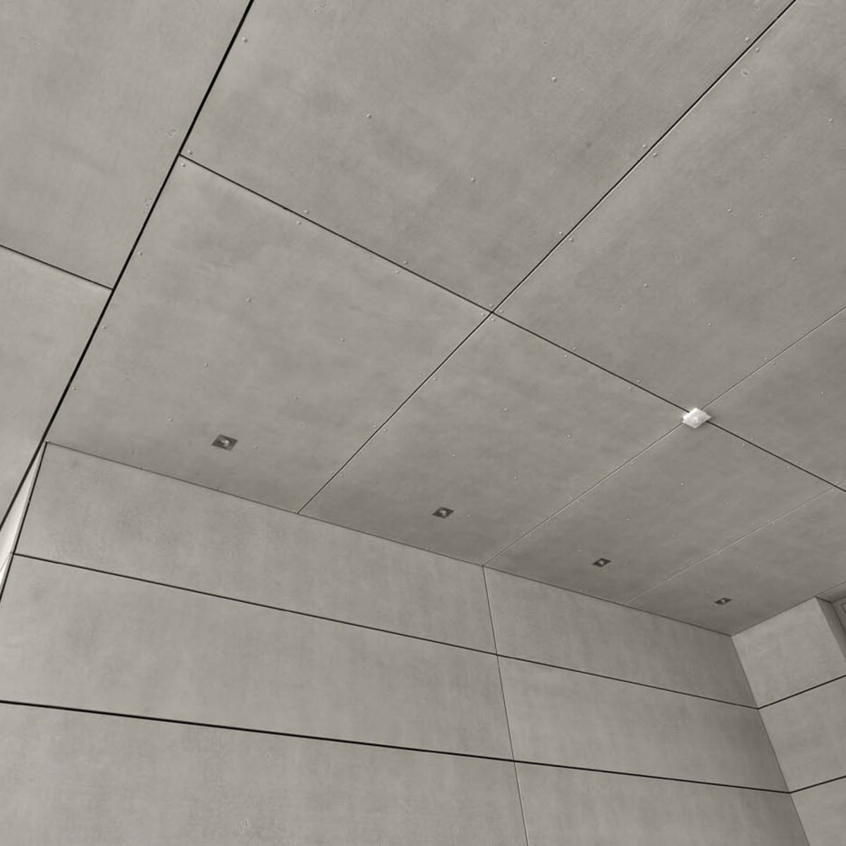 Fassadendetail in imi Glattschalung grau in einer Ecke in imi Fassade