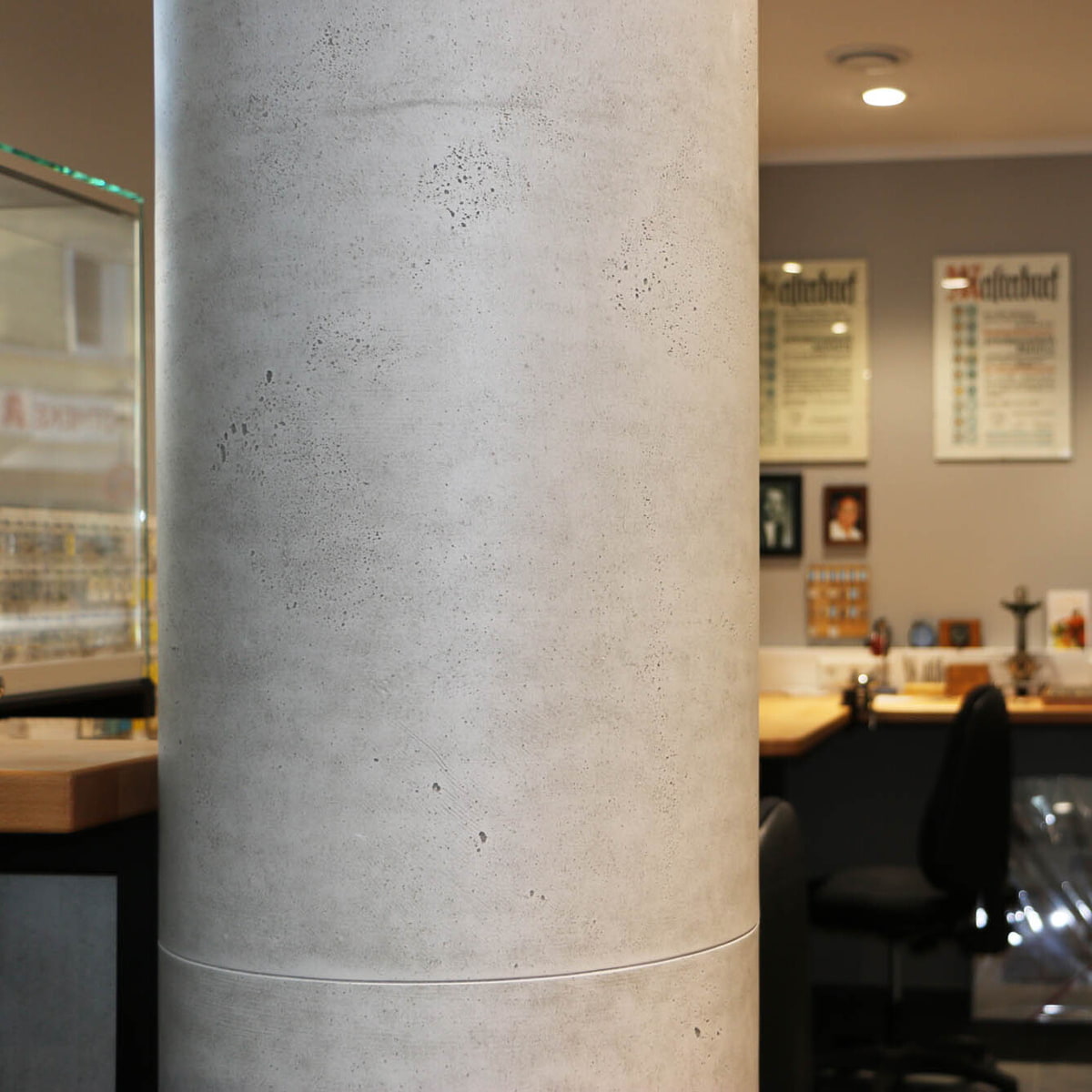 Säule in einem Museum mit einer Verkleidung aus imi matte vintage