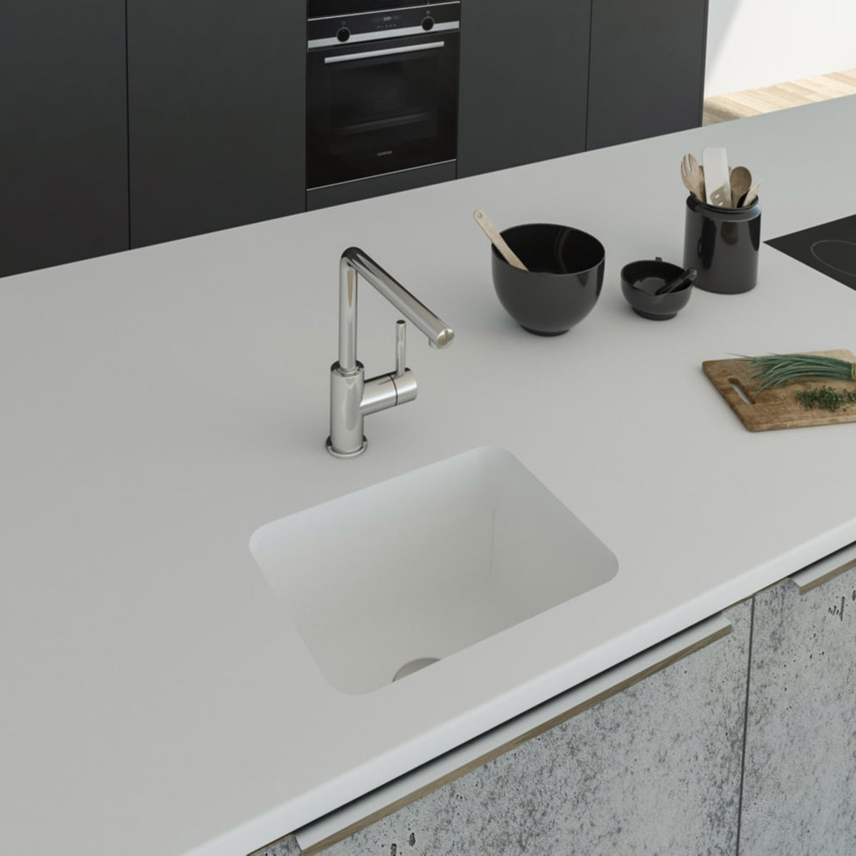 Gegossene Spüle A1121 mit Staronboden in Bright White mit Ablaufgarnitur AH1, welche separat bestell bar ist. Die Spüle ist in eine Arbeitsplatte in Bright White eingelassen. 