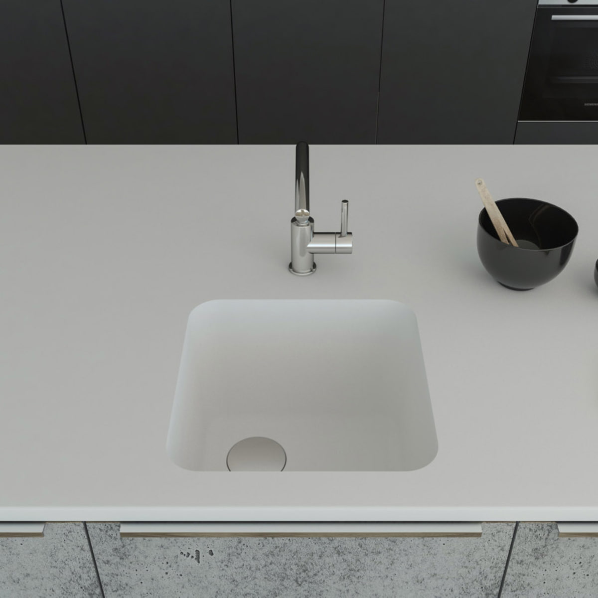 Gegossene Spüle B1160 mit Staronboden in Bright White mit Ablaufgarnitur AH1, welche separat bestell bar ist. Die Spüle ist in eine Arbeitsplatte in Bright White eingelassen. Breite 440 mm, Tiefe 440 mm