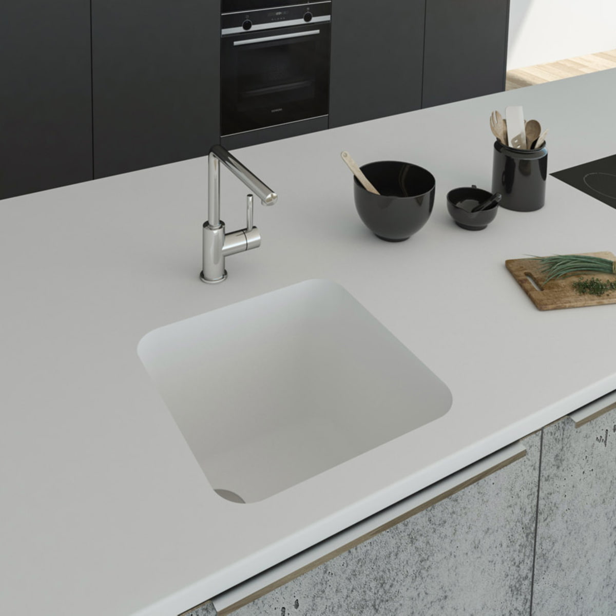 Gegossene Spüle B1160 mit Staronboden in Bright White mit Ablaufgarnitur AH1, welche separat bestell bar ist. Die Spüle ist in eine Arbeitsplatte in Bright White eingelassen. Breite 440 mm, Tiefe 440 mm