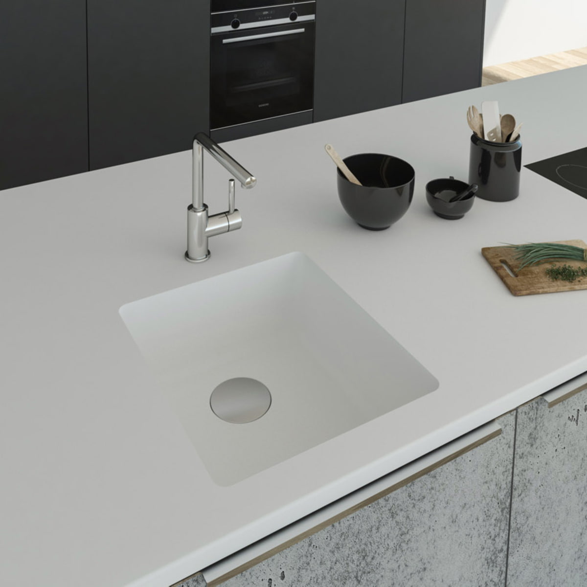 Gegossene Spüle B1177 mit Staronboden in Bright White mit Ablaufgarnitur AH1, welche separat bestell bar ist. Die Spüle ist in eine Arbeitsplatte in Bright White eingelassen. Breite 450 mm, Tiefe 500 mm