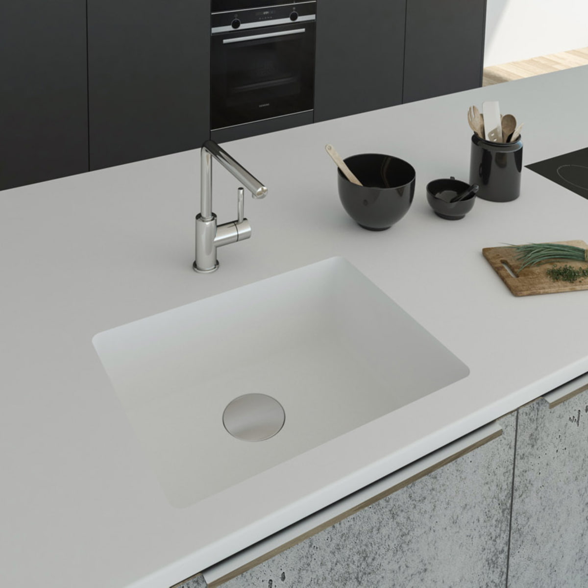 Gegossene Spüle B1212 mit Staronboden in Bright White mit Ablaufgarnitur AH1, welche separat bestell bar ist. Die Spüle ist in eine Arbeitsplatte in Bright White eingelassen. Breite 581 mm, Tiefe 451 mm