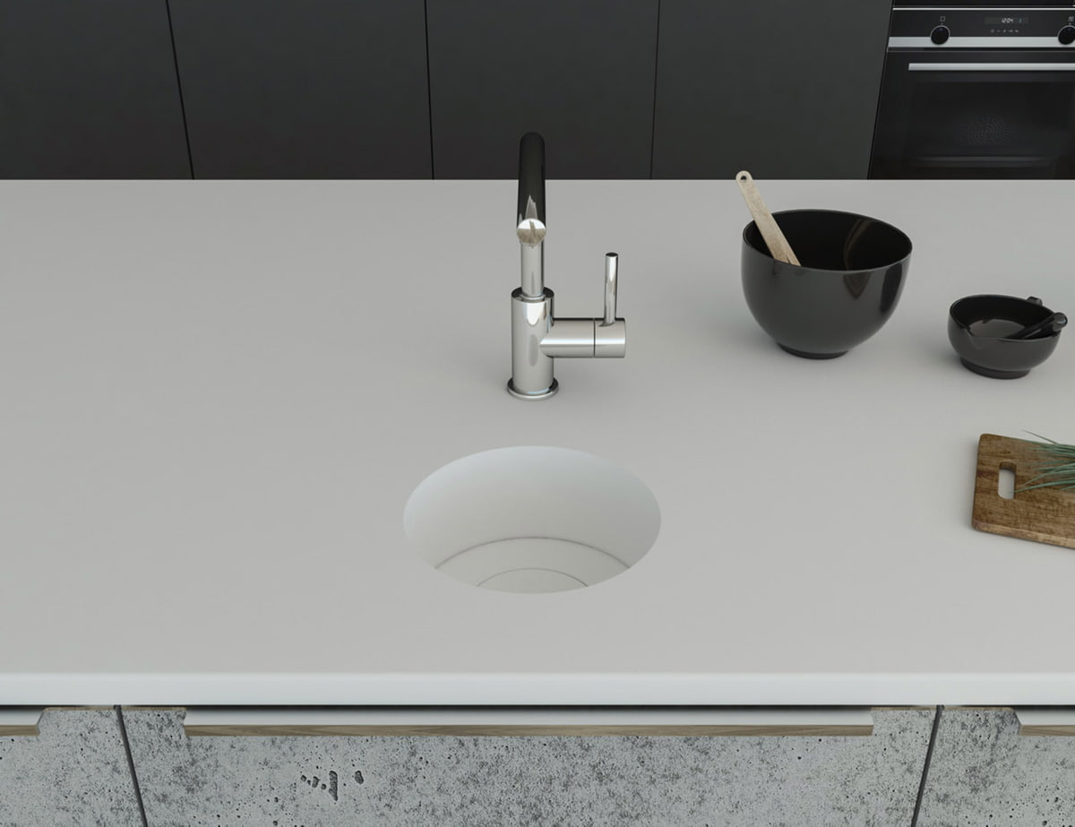 Küchenspüle rund PRSE199, Durchmesser 223 mm aus dem Mineralwerkstoff Staron in der Farbe Bright White mit einem Spülenboden aus Staron und einer Designabdeckung in Bright White. Die Spüle wurde in eine Arbeitsplatte auch aus Staron Bright White fugenlos 