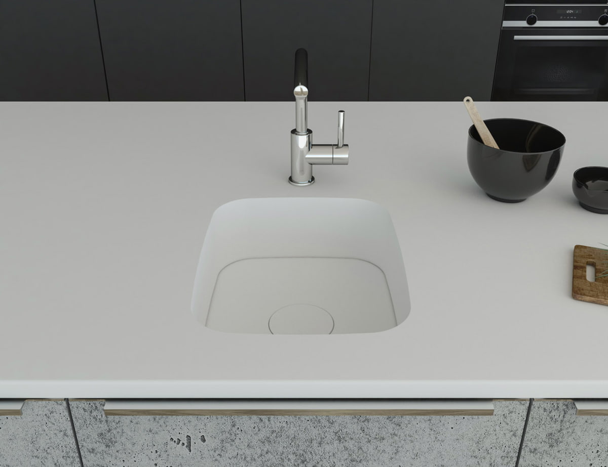 Küchenspüle PSE 332/418 aus Staron mit Spülenboden und Designabdeckung aus Staron Bright White. Fugenlos eingebaut in eine Arbeitsplatte aus Staron Bright White.