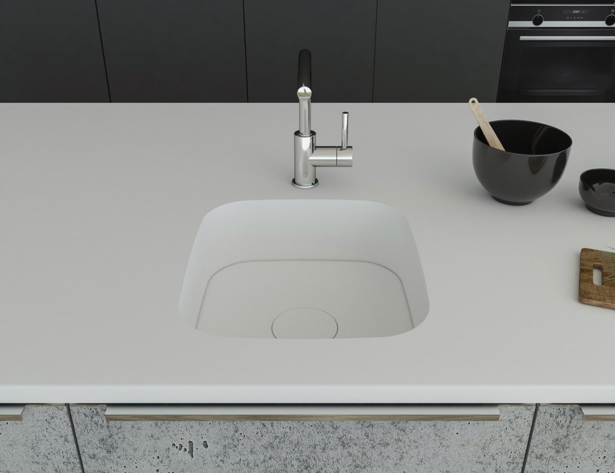 Küchenspüle PSE 375/420 aus Staron mit Spülenboden und Designabdeckung aus Staron Bright White. Fugenlos eingebaut in eine Arbeitsplatte aus Staron Bright White.