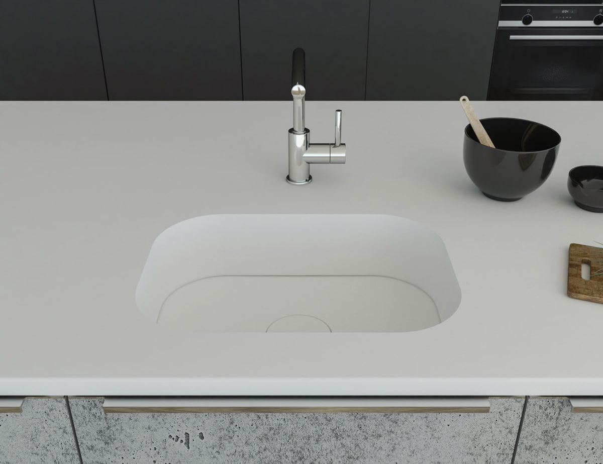Küchenspüle PSE 495/345 mit Spülenboden und Designabdeckung aus Staron Bright White eingearbeitet in eine Arbeitsplatte in Staron Bright White mit einer Standarmatur