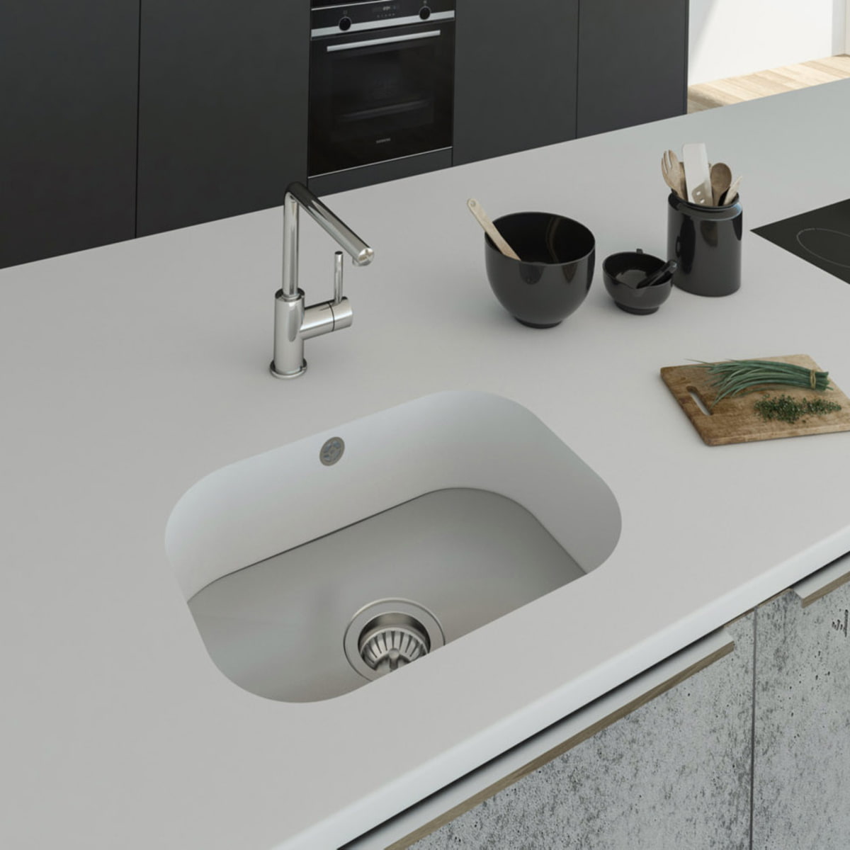 Küchenspüle PSE 495/345 mit Spülenboden aus Edelstahl mit einem Universalventil und einer Überlaufbohrung; eingebaut in eine Arbeitsplatte aus Staron Bright White mit Standarmatur
