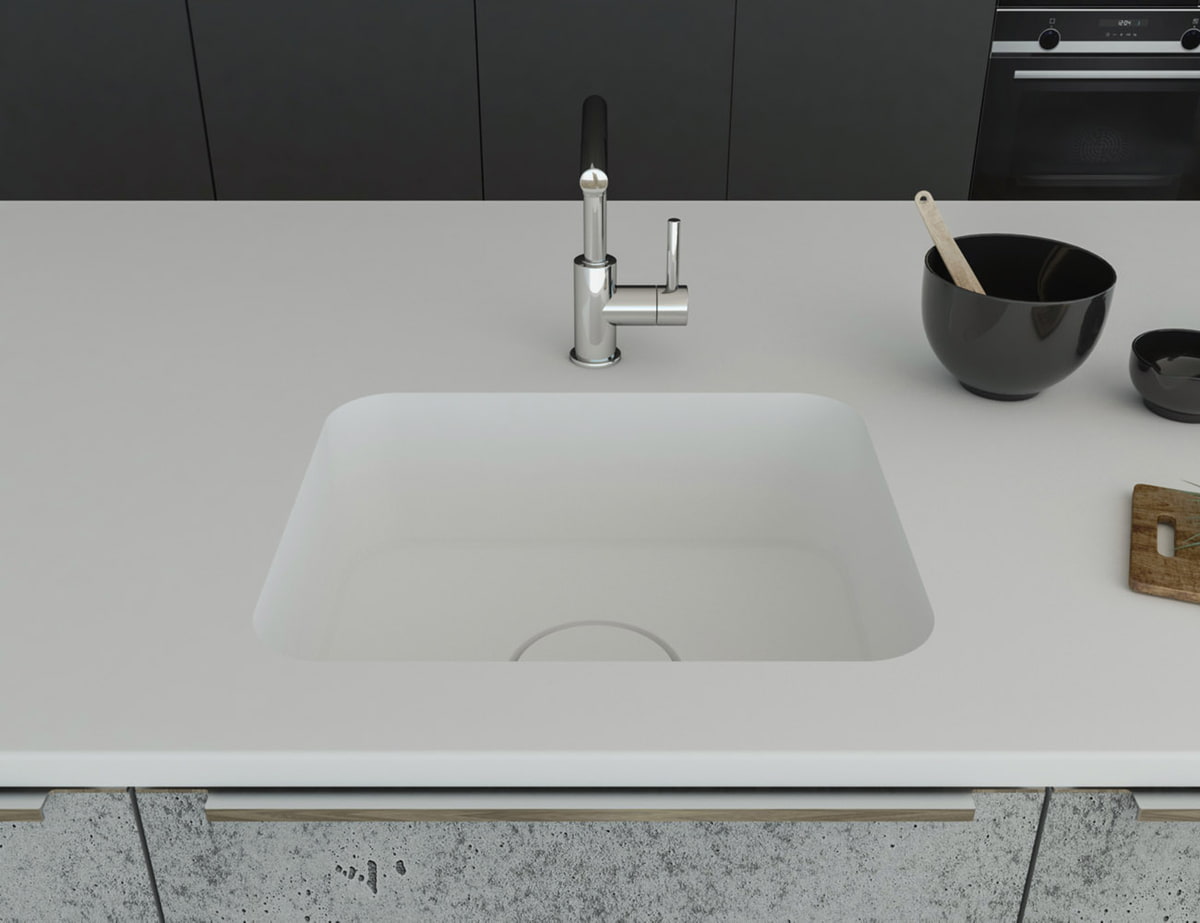 Küchenspüle PSE 500/412 mit Spülenboden und Designabedeckung aus Staron Bright White; eingebaut in eine Arbeitsplatte in Staron Bright White und einer Standarmatur