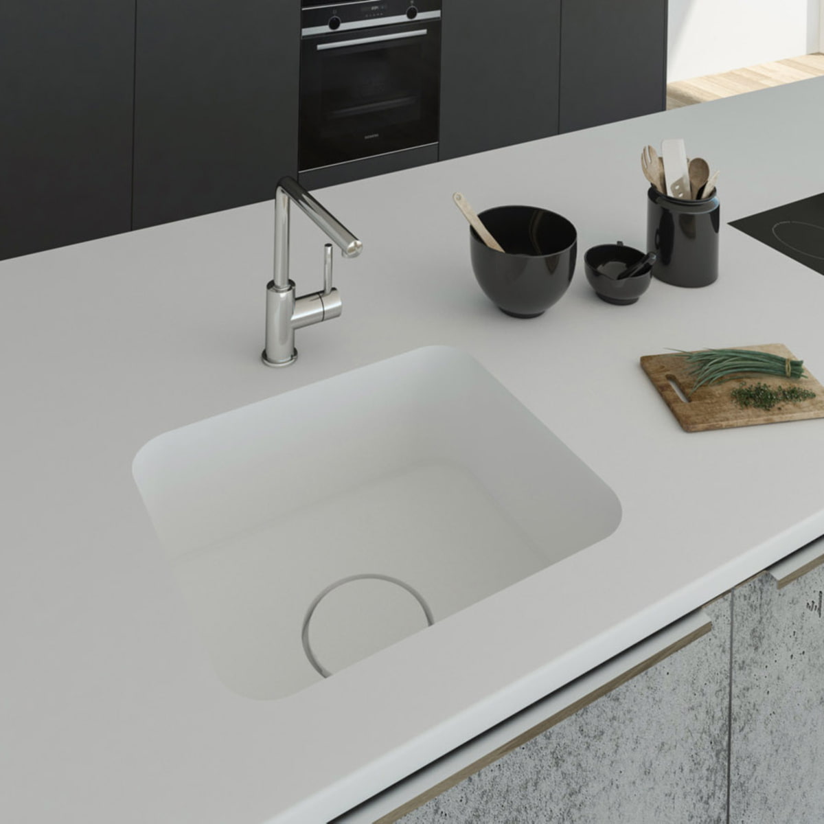 Küchenspüle PSE 500/412 mit Spülenboden und Designabedeckung aus Staron Bright White; eingebaut in eine Arbeitsplatte in Staron Bright White und einer Standarmatur