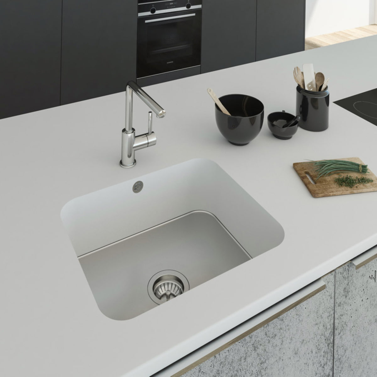 Küchenspüle PSE 500/412 mit Spülenboden aus Edelstahl und Universalventil; eingebaut in eine Arbeitsplatte in Staron Bright White und einer Standarmatur